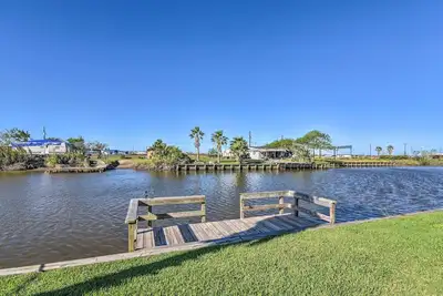 Image de Canalfront Sargent Cabin w/ Patio: 1 Mi to Beach!