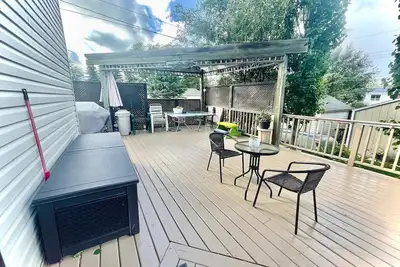 Image de Lakeview House in Alberta Beach with Wrap Around Deck