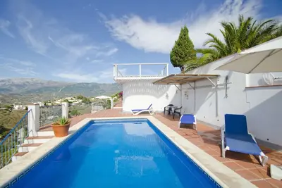 Image de Villa Cortijo Bellavista avec vue montagne, piscine, Wi-Fi, jardin et terrasse.
