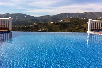 Image de Villa exceptionnelle avec piscine à débordement, bain à remous, vue sur la mer et les montagnes