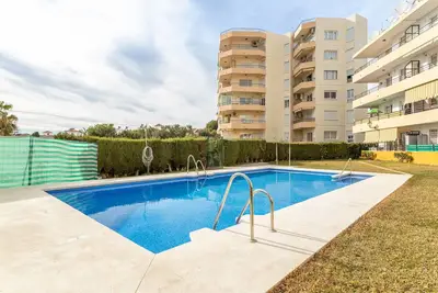 Image de Appartement spacieux et lumineux avec balcon, climatisation, Wi-Fi et piscine partagée.