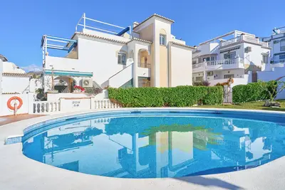 Image de Maison de ville familiale avec piscine partagée, terrasse, climatisation et Wi-Fi.