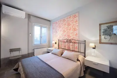 Image de Victoria Apartments Fil Rouge\" avec balcon, climatisation et Wi-Fi.