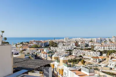 Image de \"One Bedroom Penthouse\" près de la mer avec vue sur la mer, piscine, Wi-Fi et terrasse.