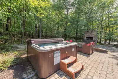 Image de Cozy Hot Tub Hideaway w/ Games & Fireplace