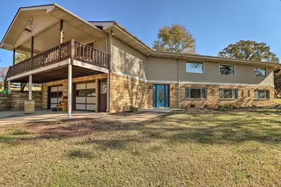 Image de Large Home w/ Games: 4 Mi to Bull Shoals Lake!