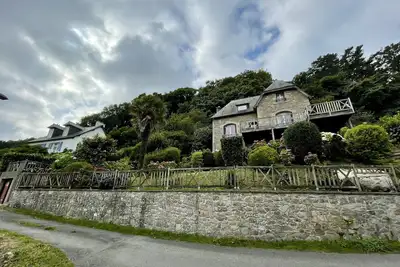 Image de villa en bord de mer à côté du Gr34