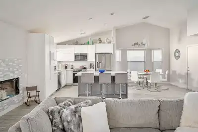 Image de Fairbrook: Chic Design, Saltwater Pool w/ Hot Tub