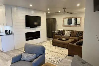 Image de Newly renovated 4br & 3br condo walk to slopes