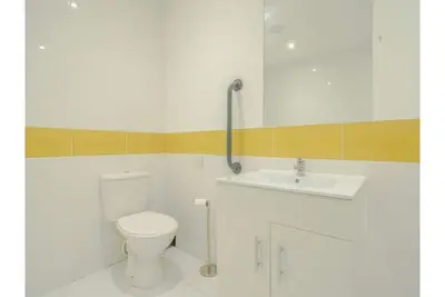 Image de Spacious and Lively Apartment in city centre