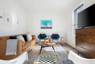 Image de Downtown 3bd/2. 5ba Steps to King Street!