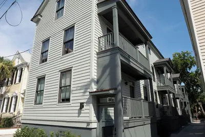 Image de Steps to King St - 6 Bedroom Home - Spacious