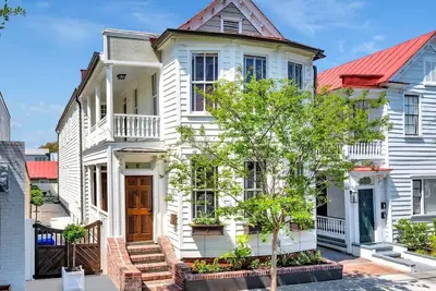 Image de The Inns 8br/6. 5ba Downtown w Outdoor Space!