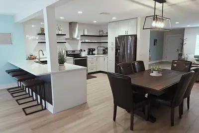 Image de Spacious Updated 7 Min to Beach. Loaded w/amenities Private and fenced yard Pets