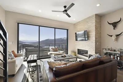 Image de Incredible Views | 2 Kitchens | Garage | Lake Access
