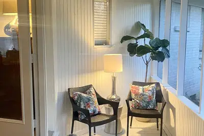 Image de Walk to The Grove, Lamar Park, 3br 2. 5 Bath, Artful Mid Century Modern Home