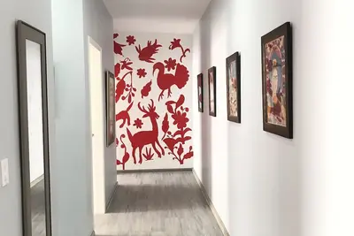 Image de Upstairs apartment with lots of sunlight and beautiful Mexican Art/ Deco.