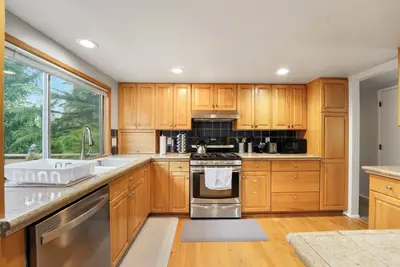 Image de KentRenton-EntireUpperUnit Duplex with Large Deck