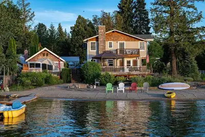 Image de Charming Lakefront Cabin w/ Deck & Fire Pit!