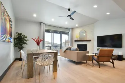 Image de Winter specials: Bright, Modern Retreat with Hot Tub +Game Room sleeps 12.