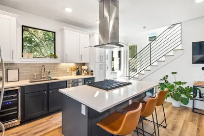 Image de Modern sanctuary with pool, firepit & Bbq! Perfect for remote work & families!