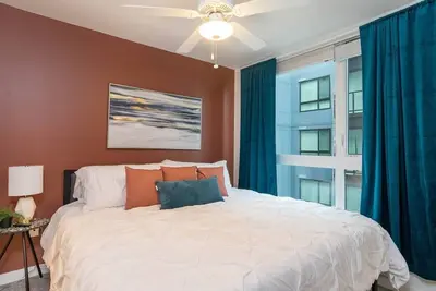 Image de In Suite Washer-Drye · In Suite Washer-Dryer-King Bed-55 4k Tv- Balcony