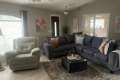 Image de Beautiful newly decorated and furnished private home. Fits any personality!