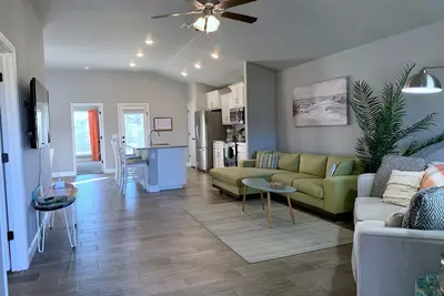 Image de Modern Home - firepit & fenced in backyard!