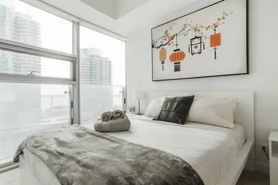 Image de 2 Bdr Downtown - Free Parking - Lake View