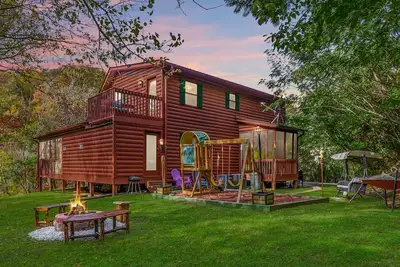 Image de 🏡New Luxurious 3 Bed+ Loft! Hot Tub♡Fire Pit ♡PlayGround♡