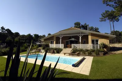 Image de Villa à Lacanau-Océan avec piscine privée