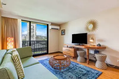 Image de 1 Br Suite City View w/Kitchenette, A/C and WiFi - Bamboo Waikīkī Hotel #707