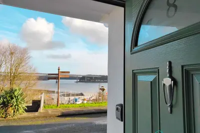 Image de Dog friendly Cottage perched on the hillside overlooking Neyland’s marina in Pembrokeshire.