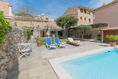 Image de Townhouse Avec Private Little Garden, terrasse et piscine