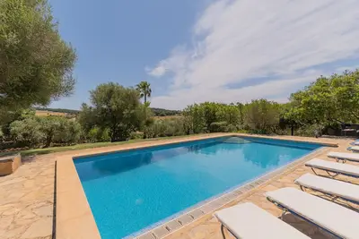 Image de finca typique avec piscine dans le style majorquin