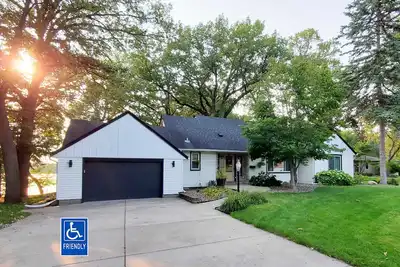 Image de Lakefront House w/King Bed, Sauna, walk-in shower and lake access