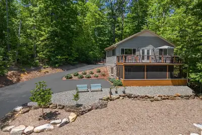 Image de Lakeshore View Cottage A peaceful cottage with Wifi and a view of Lake Lanier