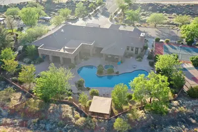 Image de Comfortable condo with indoor/outdoor pool