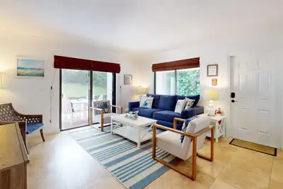Image de Remodeled seaside escape with central Ac & W/D - steps to beach and dining