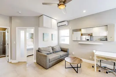 Image de Cool Tide at Art Deco Beach Bungalows | 1 Block to Hollywood Beach Broadwalk