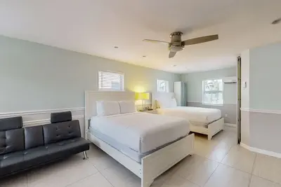 Image de Green Trance at Art Deco Beach Bungalows | Steps to Hollywood Beach Broadwalk