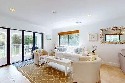 Image de Beachside Escape with Designer Decor - Near Pelican Lake Path & Juno Pier