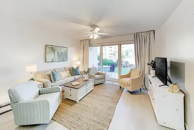 Image de Beach haven with patio, lagoon pool, hot tub & pickleball - walk to beach