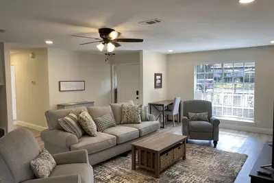 Image de Remodeled home in Euless- Spacious and centrally located-weekly discounts
