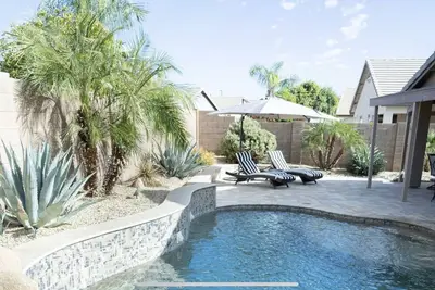 The Gilbert Haven - comfortable, stylish w/ pool
