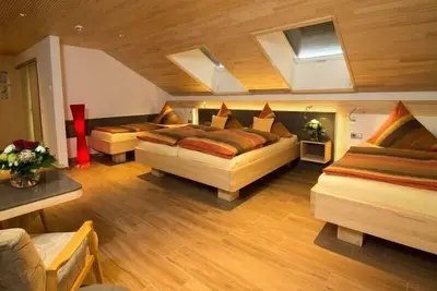 Image de Vierbettzimmer mit Bad Oder Dusche und Wc