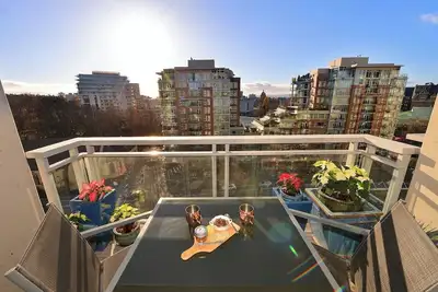 Image de Sunny Downtown Condo with Views King Bed & Parking
