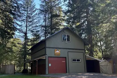 Image de 5 miles to Mt. Rainier Nisqually entrance