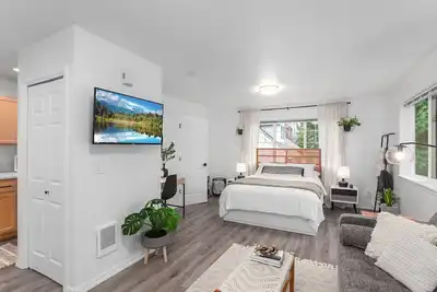 Image de Private Newly Renovated modern loft studio with Free Parking, Ac/Heat and WiFi