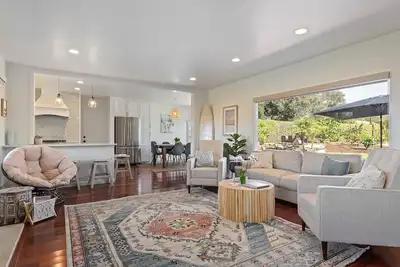 Image de Beautiful Bella Luna, near the beach, Sleeps 6 with Jacuzzi and Firepit!